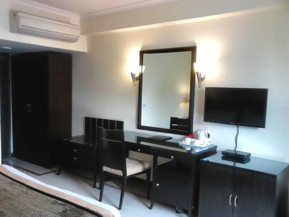 The Bmk Hotel Ню Делхи Екстериор снимка
