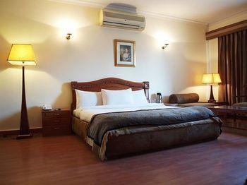 The Bmk Hotel Ню Делхи Екстериор снимка