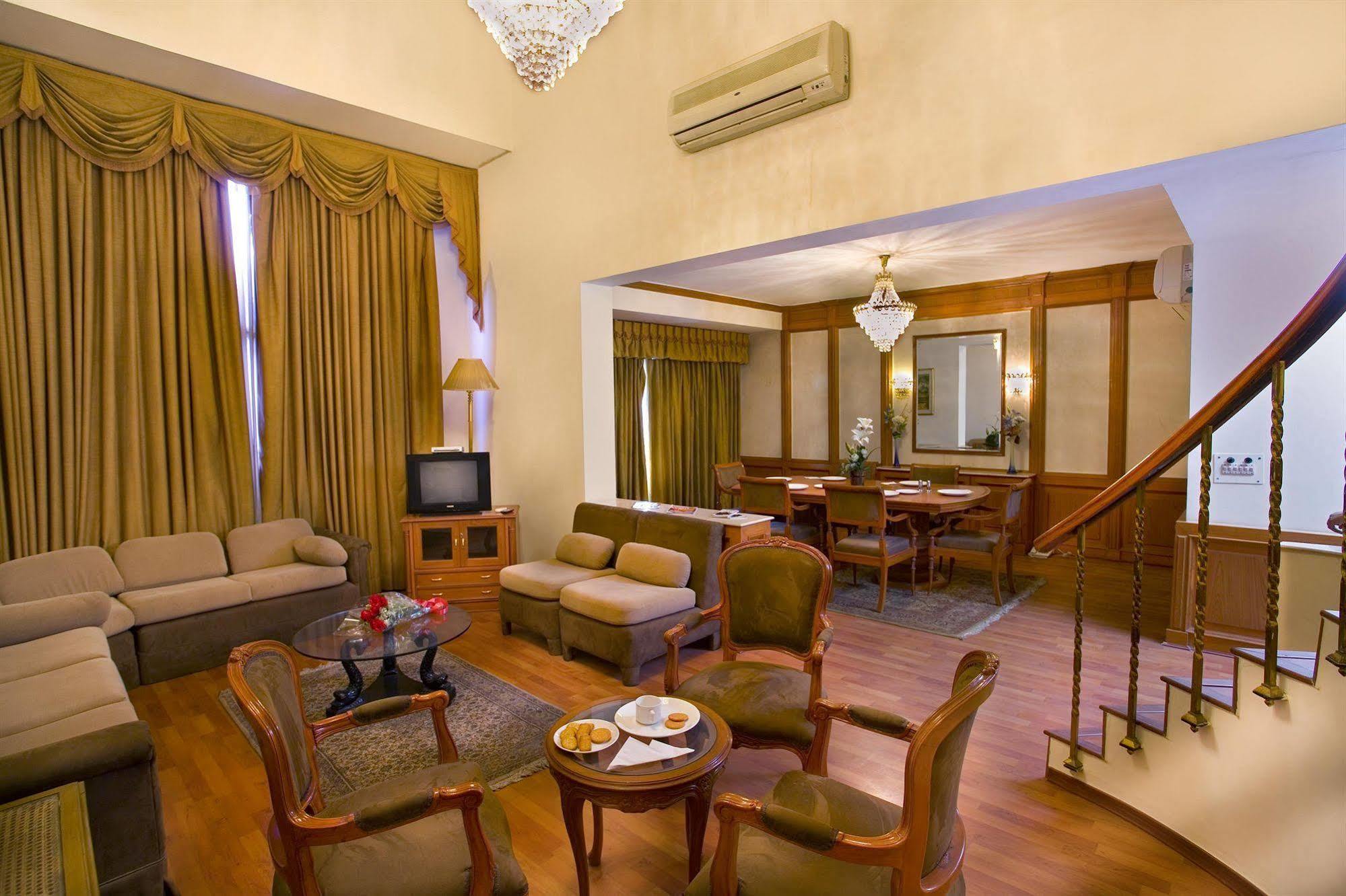 The Bmk Hotel Ню Делхи Екстериор снимка