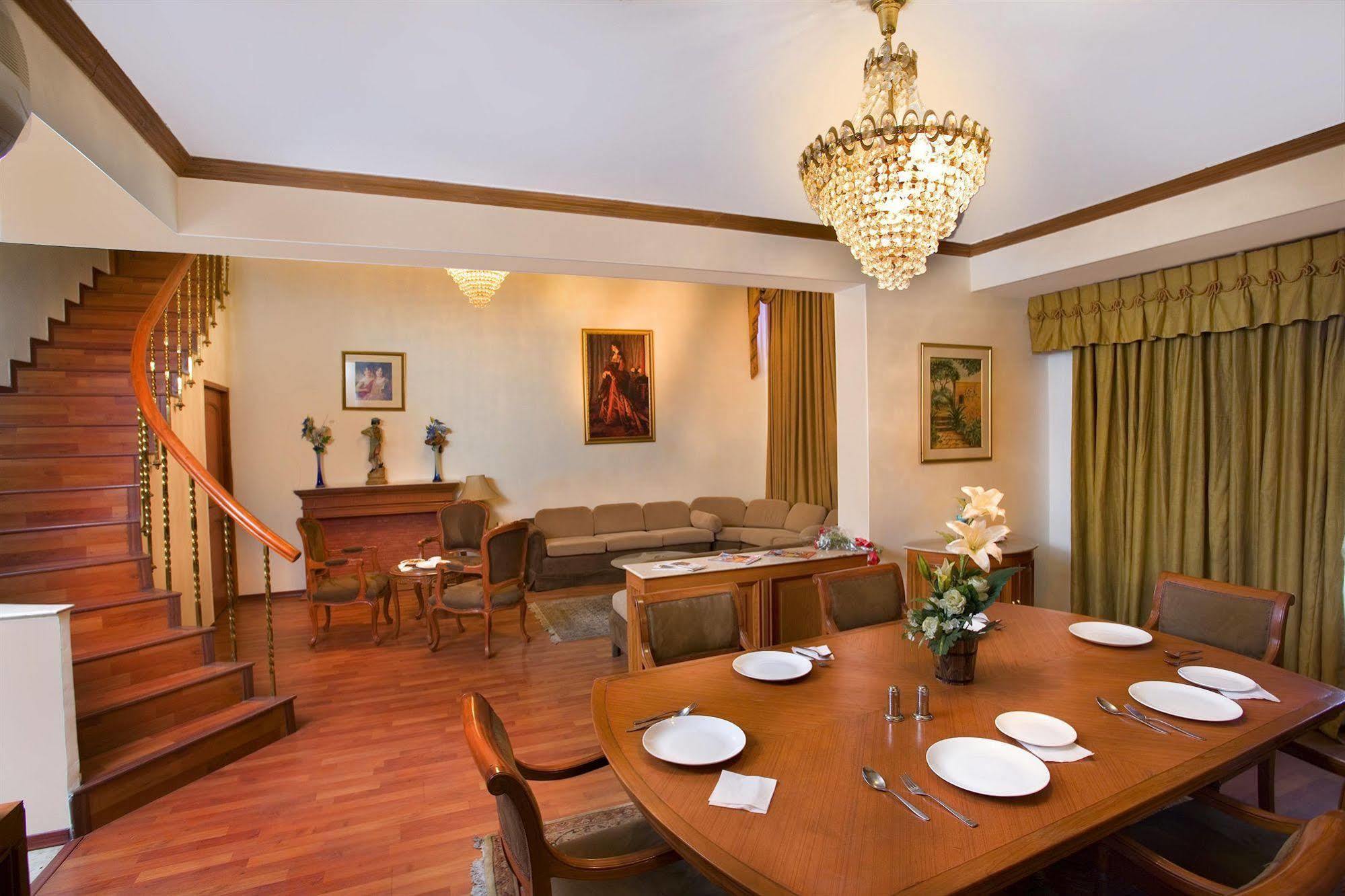 The Bmk Hotel Ню Делхи Екстериор снимка