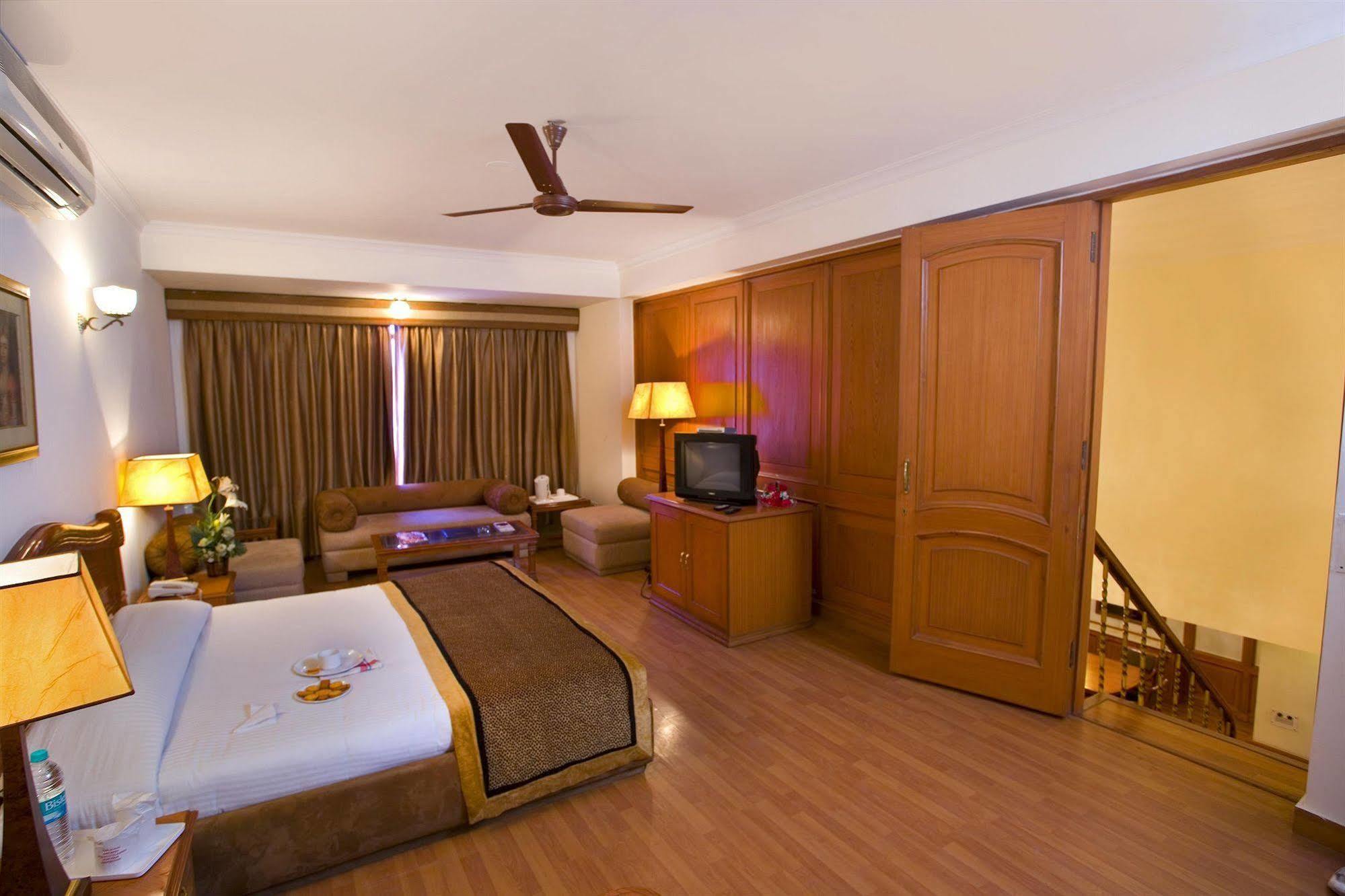The Bmk Hotel Ню Делхи Екстериор снимка