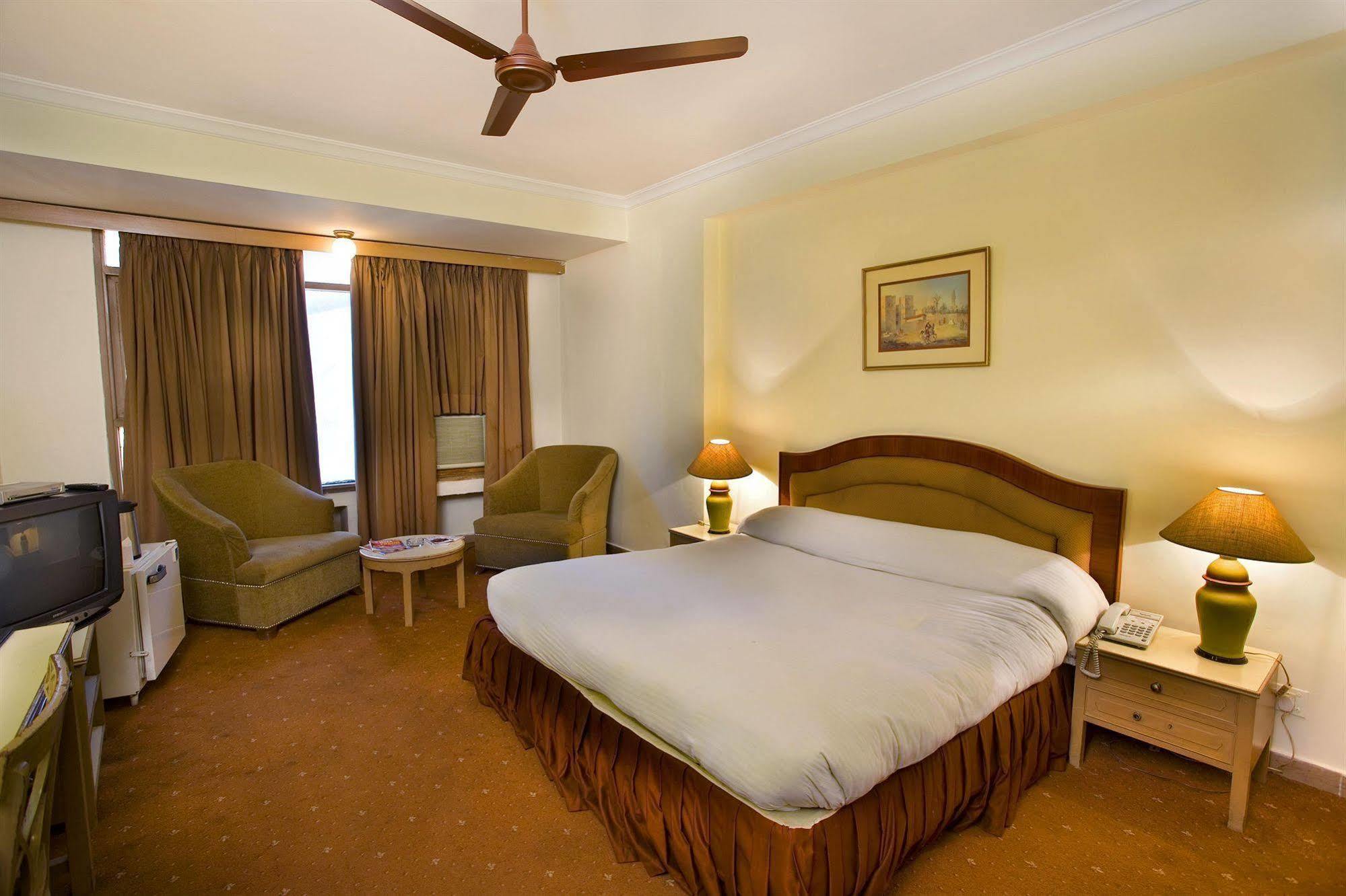 The Bmk Hotel Ню Делхи Екстериор снимка